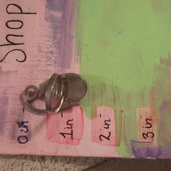 Adjustable silver plated cream and brown stone ring - Picture 5 of 6